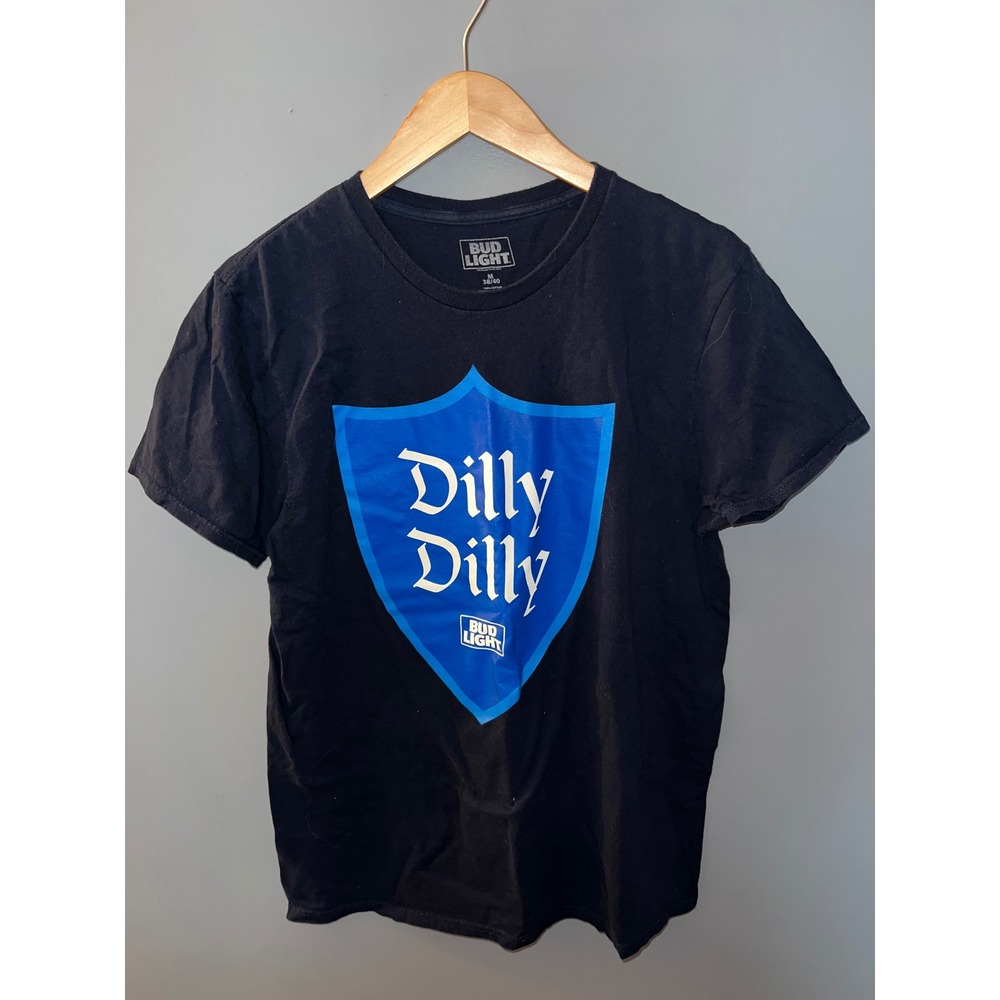 Bud Light Dilly Dilly Shield Graphic T-Shirt Mens Medium Navy Blue Beer Promo